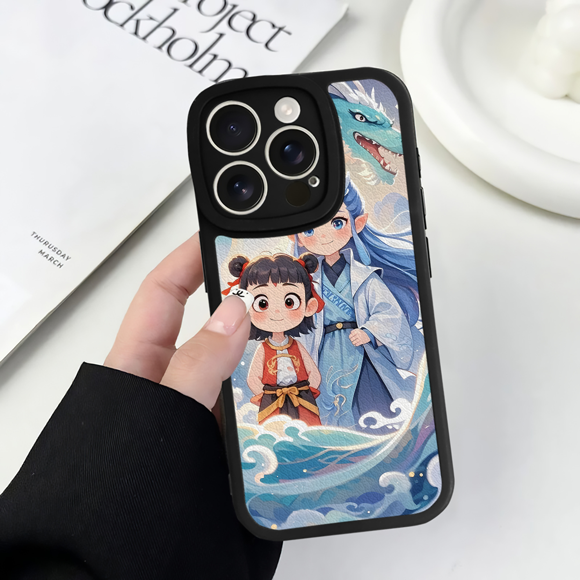 （画像用） Ne Zha 2 ナタ 魔童の大暴れ 【iPhone 16シリーズ対応】シリコンスマホケース（レザー調） 材質：シリコン